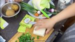 Seru! Wanita Indonesia Ini Masak Gado-Gado dan Tahu Isi Buat Keluarga India