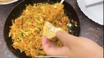 Seru! Wanita Indonesia Ini Masak Gado-Gado dan Tahu Isi Buat Keluarga India
