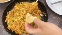 Ana menumis wortel, daun bawang, dan tambahan bumbu sebelum dijadikan isian tahu ini. Sudah terlihat enak ya? Foto: YouTube / Ana Malhotra Vlogs