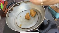 Barulah wanita itu menggoreng tahu isinya dengan minyak panas sampai menjadi renyah. Foto: YouTube / Ana Malhotra Vlogs