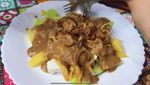 Seru! Wanita Indonesia Ini Masak Gado-Gado dan Tahu Isi Buat Keluarga India
