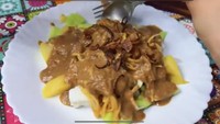 Setelah semua masakan siap, wanita bersuami orang India ini menyiapkan segalanya di meja makan. Begini tampilan gado-gado buatannya! Foto: YouTube / Ana Malhotra Vlogs