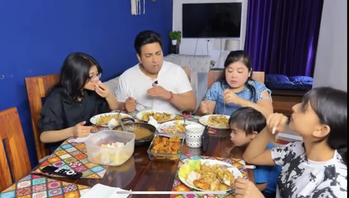 Seru! Wanita Indonesia Ini Masak Gado-Gado dan Tahu Isi Buat Keluarga India Seru! Wanita Indonesia Ini Masak Gado-Gado dan Tahu Isi Buat Keluarga India