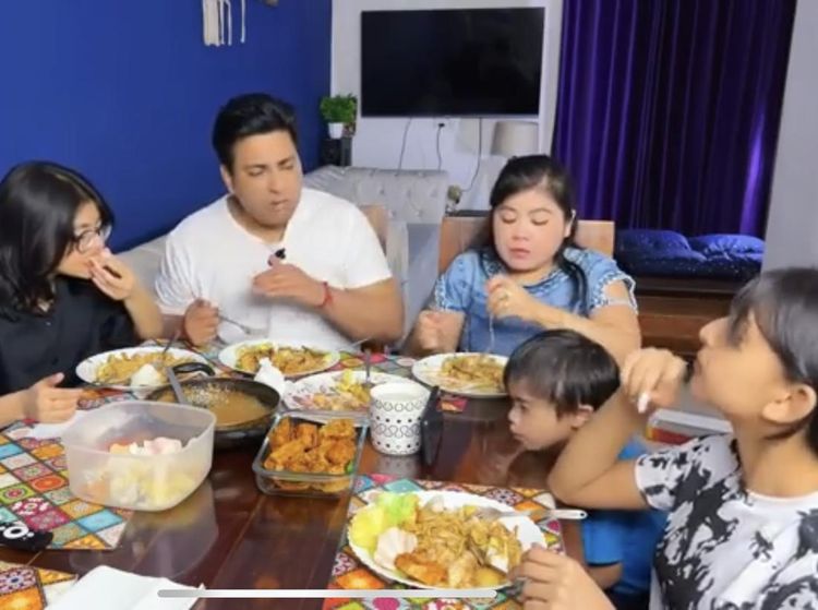 Seru! Wanita Indonesia Ini Masak Gado-Gado dan Tahu Isi Buat Keluarga India