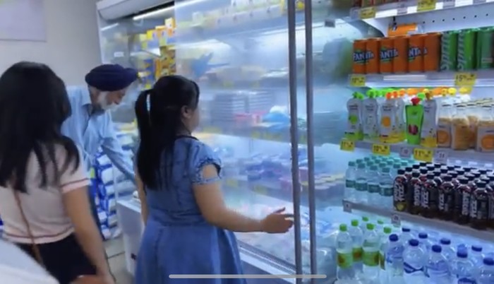 Seru! Wanita Indonesia Ini Masak Gado-Gado dan Tahu Isi Buat Keluarga India Seru! Wanita Indonesia Ini Masak Gado-Gado dan Tahu Isi Buat Keluarga India