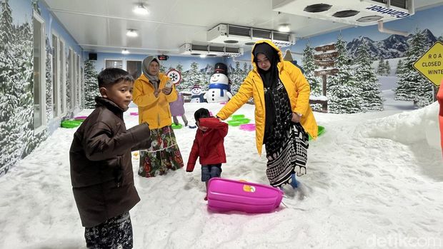 Serunya merasakan dinginnya salju di Trans Studio Mall.