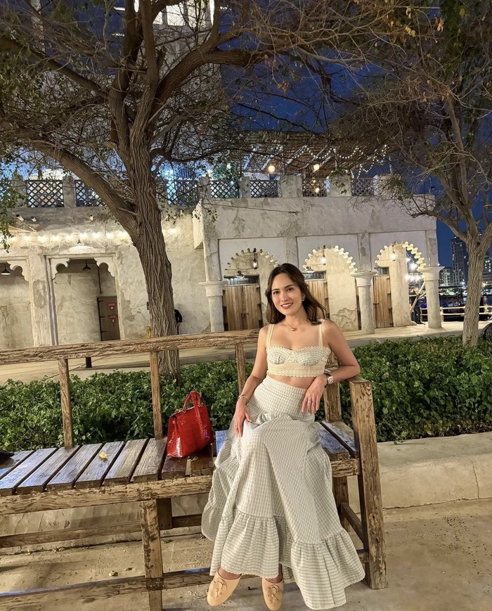 Shandy Aulia Liburan ke Dubai, Ngafe sampai Minum Kelapa di Pantai