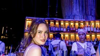 Ketika menikmati liburan di Bangkok, Thailand, wanita 36 tahun itu  mampir ke bar dan memesan segelas minuman yang dilengkapi hiasan potongan jeruk. Foto: Instagram @shandyaulia