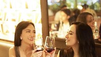 Shandy Aulia juga pernah membagikan momen makan malam berasama sahabatnya. Mereka mencicipi spaghetti hingga minum wine. Foto: Instagram @shandyaulia