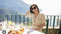 Saat liburan di Pollenzo, Italia, ia juga membagikan momen makan saat sarapan cantik. Terlihat ada cangkir minuman dan croissant nih. Foto: Instagram @shandyaulia