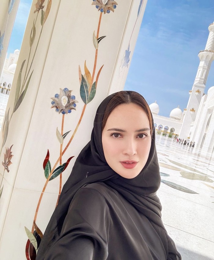 Shandy Aulia Liburan ke Dubai, Ngafe sampai Minum Kelapa di Pantai Shandy Aulia Liburan ke Dubai, Ngafe sampai Minum Kelapa di Pantai