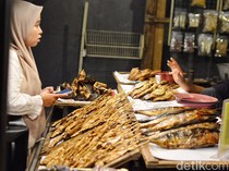 Mengepul Omzet Pedagang Ikan Asap di Kenjeran Surabaya