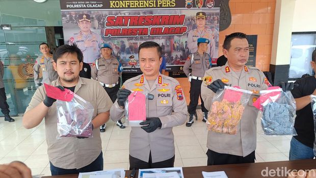 Jumpa pers kasus pria Lampung siram istri siri asam sulfat di Mapolresta Cilacap, Jumat (19/4/2024).
