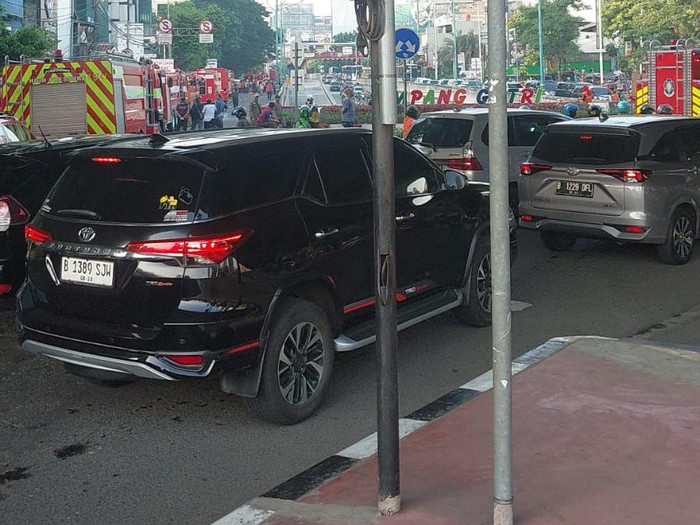 Kemacetan Melanda Jalan Mampang Prapatan Imbas Kebakaran Dahsyat