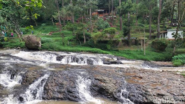 Sungai yang mengelilingi tempat istirahat tersebut