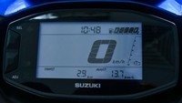 Di luar pembaruan warna dan livery, Suzuki Avenis masih mempertahankan fitur-fitur yang sama seperti sebelumnya, seperti panel instrumen LCD yang juga dilengkapi indikator ECO untuk performa hemat bahan bakar. Tangki bahan bakar kapasitas 5,2 liter, dan lubang tangki yang terletak di ujung jok belakang. Foto: Paultan