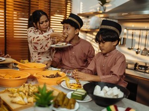 Tuan Rumah Kapok Open House Gegara Tamu Hamburkan Makanan