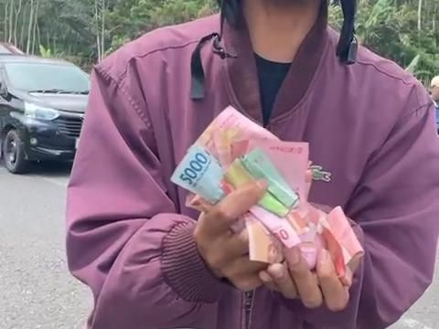 Tangkapan layar video uang jatuh di jalan Pekalongan - Dieng tepatnya di Desa Sidakangen, Kecamatan Kalibening, Banjarnegara