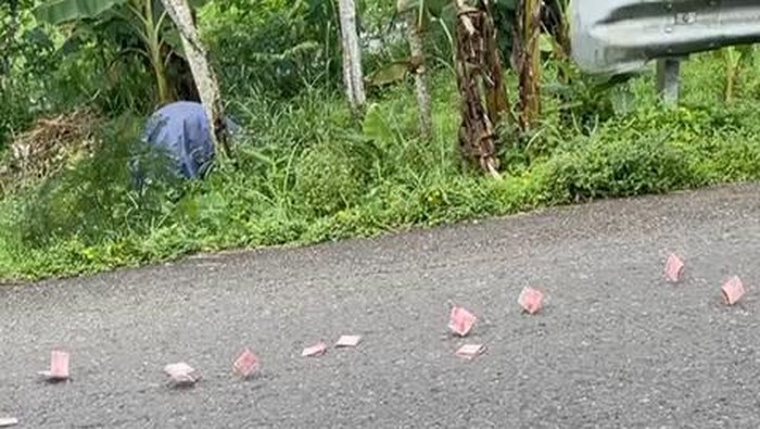Tangkapan layar video uang jatuh di jalan Pekalongan - Dieng tepatnya di Desa Sidakangen, Kecamatan Kalibening, Banjarnegara