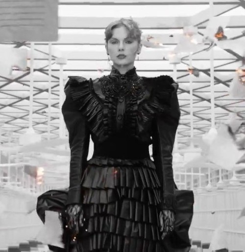 Cuplikan klip Fortnight milik Taylor Swift dan Post Malone.