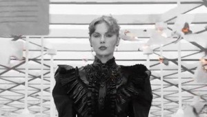 Terlihat konsep klip Fortnight didominasi warna hitam dan putih. Taylor Swift dan Post Malone juga terlihat tengah menyelesaikan sebuah masalah. Foto: Twitter Taylor Swift