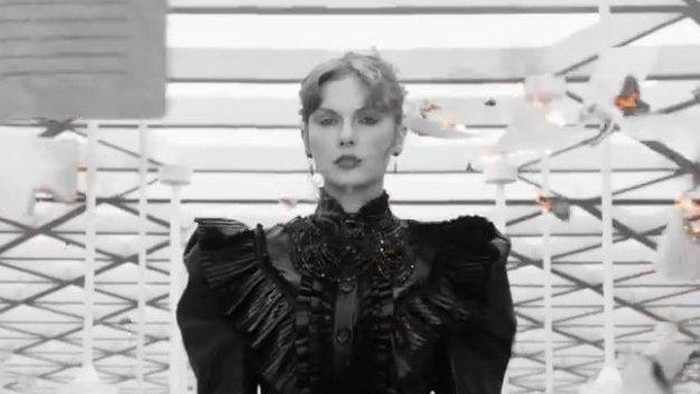 Taylor Swift Cuplikan klip Fortnight milik Taylor Swift dan Post Malone.