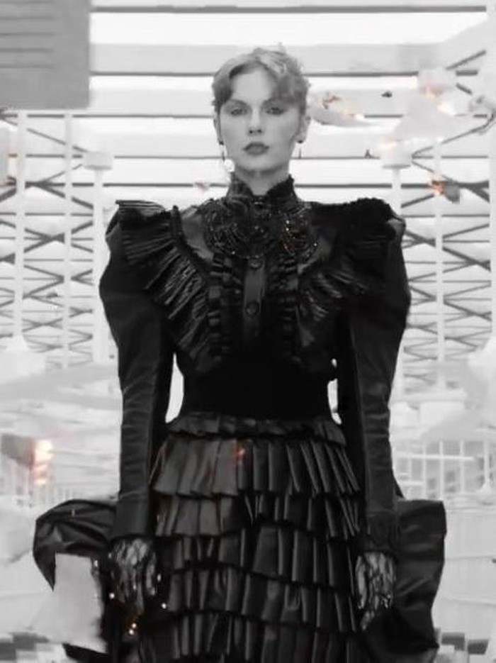 Taylor Swift Cuplikan klip Fortnight milik Taylor Swift dan Post Malone.