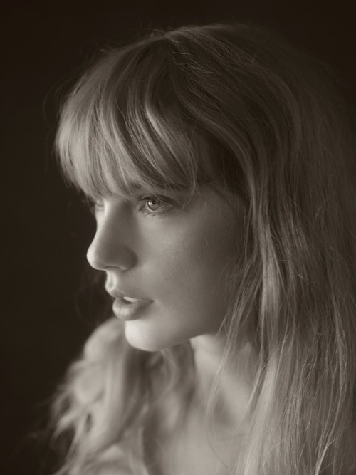 Taylor Swift merilis album The Tortured Poets Department dengan 16 lagu dan empat bonus track.