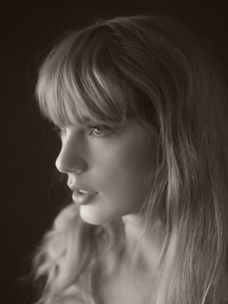 Taylor Swift merilis album The Tortured Poets Department dengan 16 lagu dan empat bonus track.