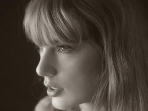 Swifties Bisa Nangis Sih, Gitar Bertanda Tangan Taylor Swift Dihancurkan!