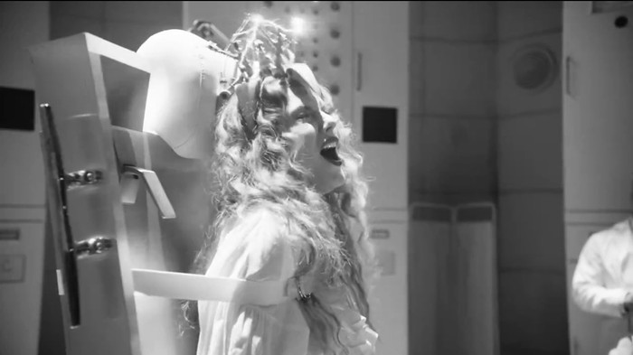 Cuplikan klip Fortnight milik Taylor Swift dan Post Malone.