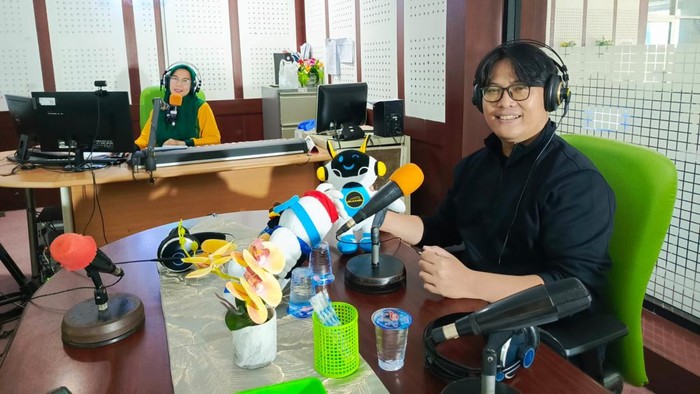 Tedhanjani Mubarraq, seorang pria di Palembang yang kini sukses dalam bidang usaha pembuatan souvenir boneka.