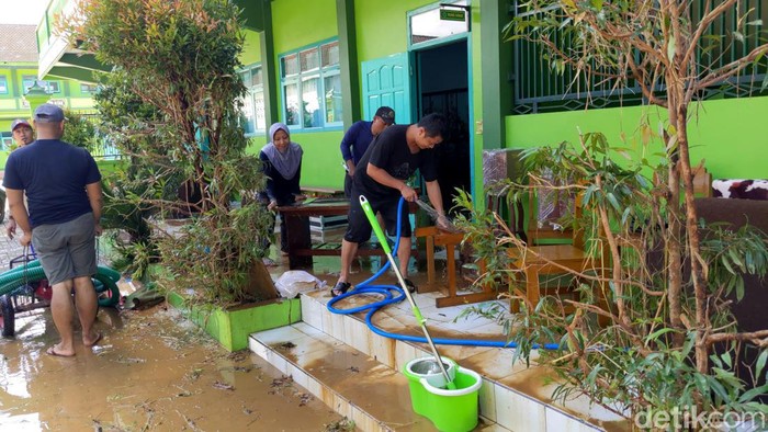 Terdampak Banjir Bandang Aktivitas Sekolah di Trenggalek Lumpuh