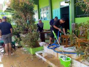 Aktivitas Sekolah Lumpuh Total Imbas Banjir Bandang Trenggalek