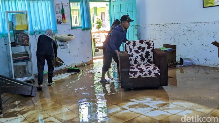 Terdampak Banjir Bandang Aktivitas Sekolah di Trenggalek Lumpuh