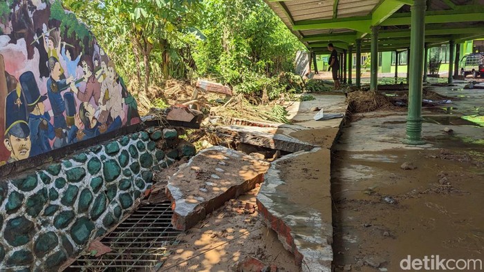 Terdampak Banjir Bandang Aktivitas Sekolah di Trenggalek Lumpuh Terdampak Banjir Bandang Aktivitas Sekolah di Trenggalek Lumpuh