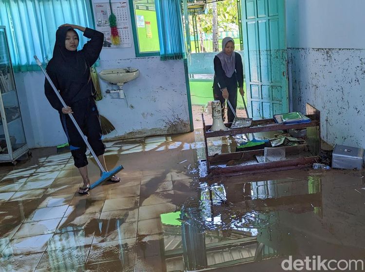 Terdampak Banjir Bandang Aktivitas Sekolah di Trenggalek Lumpuh