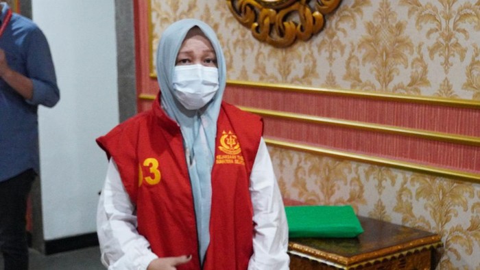 Tersangka EM dibawa ke Lembaga Pemasyarakatan Perempuan Klas IIA Palembang.
