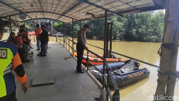 Tim gabungan melakukan pencarian bapak-anak yang tenggelam saat naik perahu tambang di Kalimas Sidoarjo-Gresik
