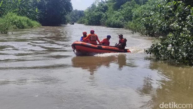 Tim gabungan melakukan pencarian bapak-anak yang tenggelam saat naik perahu tambang di Kalimas Sidoarjo-Gresik