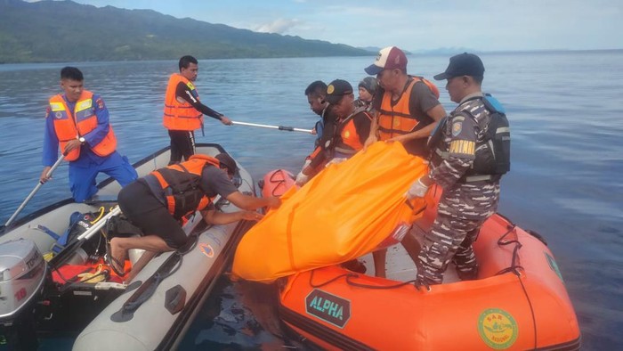Tim SAR mengevakuasi jenazah petani yang sebelumnya hilang di Pantai Rogan, NTT. (Dok. Basarnas Maumere)