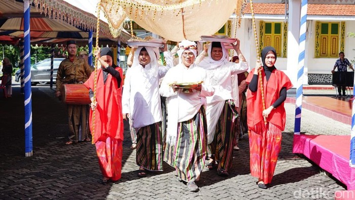 Tokoh Spritual Bugis Bissu dilibatkan kembali dalam HJB ke-694. Agung Pramono/detikSulsel