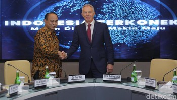 Menteri Komunikasi dan Informatika Budi Arie Setiadi (kiri) bersalaman dengan Tony Blair (kanan) saat berkunjung di Kantor Kementerian Kominfo, Jakarta, Jumat (19/4/2024).