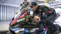 BMW pun turut berpartisipasi di ajang balap WSBK atau WorldSuperbike, di mana pada 2024 mereka berhasil meraih gelar juara melalui pebalap asal Turki, Toprak  Razgatlioğlu. Foto: Dok. Matteo Cavadini / BMW Motorrad
