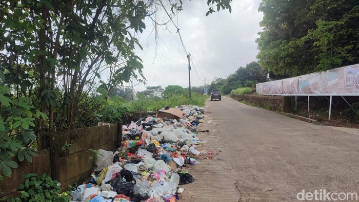 Tumpukan sampah di kawasan Talang Kelapa Palembang.
