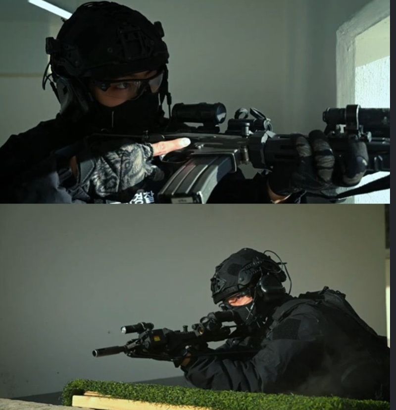 V BTS tampil dalam video promosi Korps Angkatan Darat ke-2 di Chuncheon, Provinsi Gangwon. V BTS tampil dalam video promosi Korps Angkatan Darat ke-2 di Chuncheon, Provinsi Gangwon.