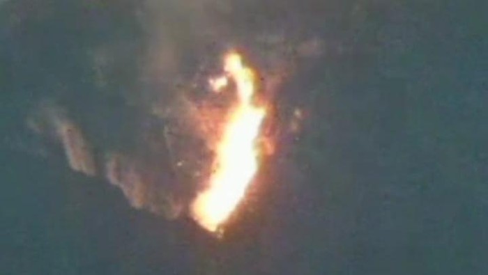 Video yang menunjukkan gunung mengeluarkan lava pijar disebut terjadi di Semeru saat Lumajang dilanda Banjir Lahar Dingin. Padahal tidak.