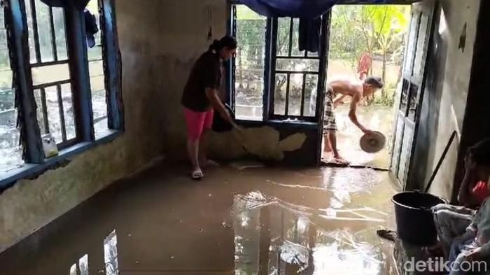 Warga membersihkan rumah pasca banjir di Desa Cisangu, Kecamatan Cibadak, Lebak, Banten.