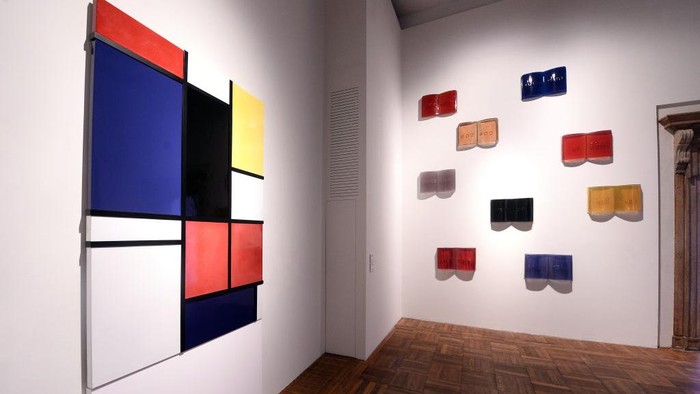 Seniman Italia Chiara Dynis memamerkan karyanya di Museum Cà Pesaro di Venesia. Yuk kita intip karyanya.