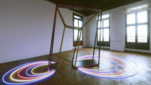 Seniman Italia Chiara Dynis memamerkan karyanya di Museum Cà Pesaro di Venesia. Yuk kita intip karyanya.